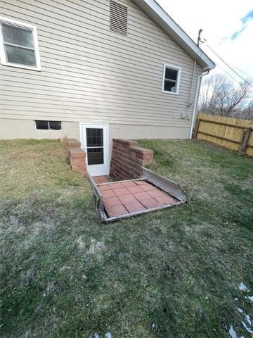 313 Linwood Dr, Evans City Boro, PA 16033