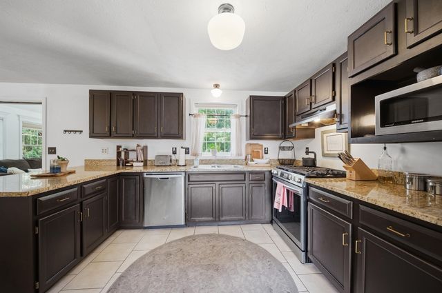 89 Stonington Drive, Manchester, NH 03109
