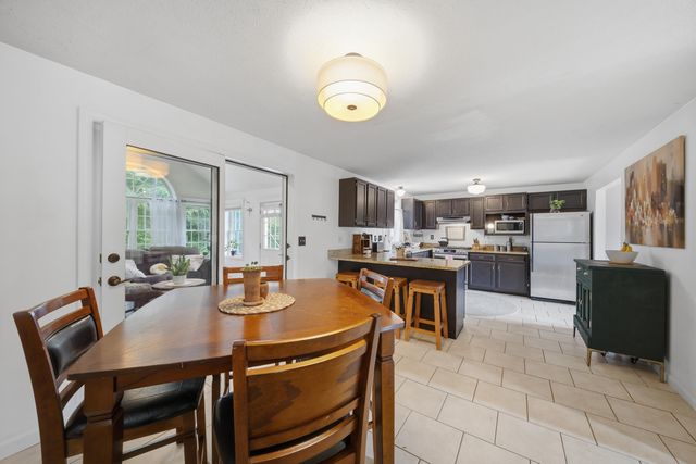 89 Stonington Drive, Manchester, NH 03109