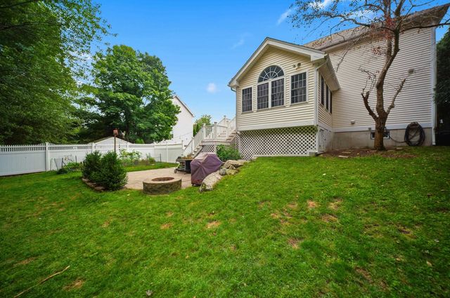89 Stonington Drive, Manchester, NH 03109