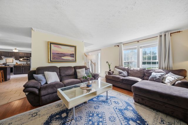 89 Stonington Drive, Manchester, NH 03109