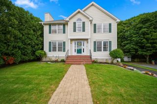 89 Stonington Drive, Manchester, NH 03109