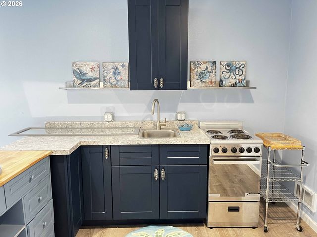 4604 Falcon St, Florence, OR 97439