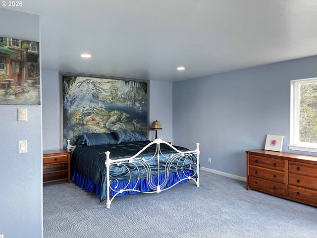 4604 Falcon St, Florence, OR 97439