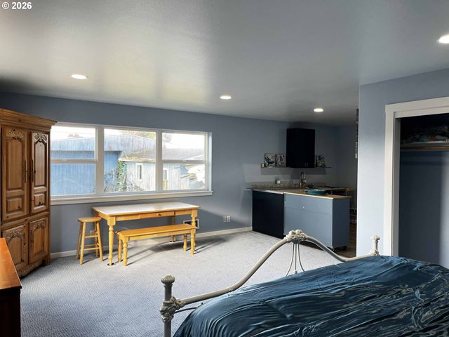 4604 Falcon St, Florence, OR 97439