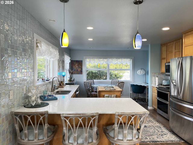 4604 Falcon St, Florence, OR 97439