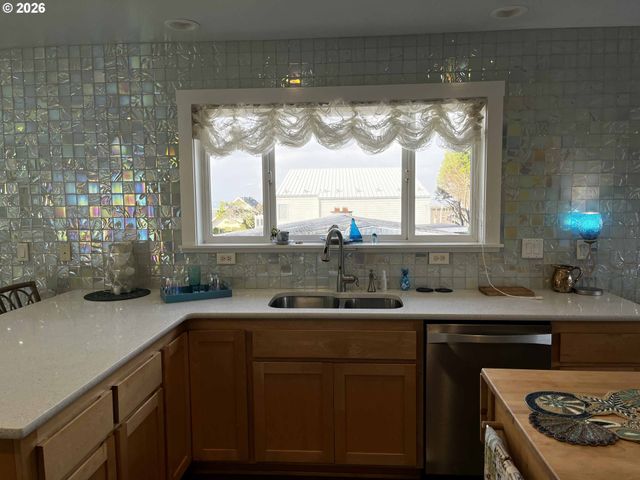 4604 Falcon St, Florence, OR 97439