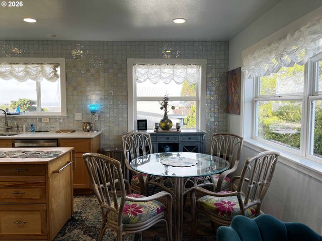 4604 Falcon St, Florence, OR 97439