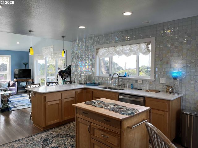 4604 Falcon St, Florence, OR 97439