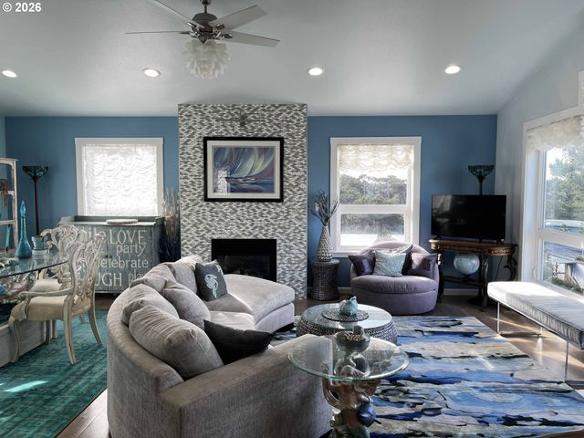 4604 Falcon St, Florence, OR 97439