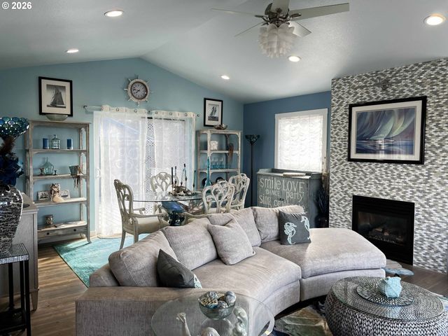 4604 Falcon St, Florence, OR 97439