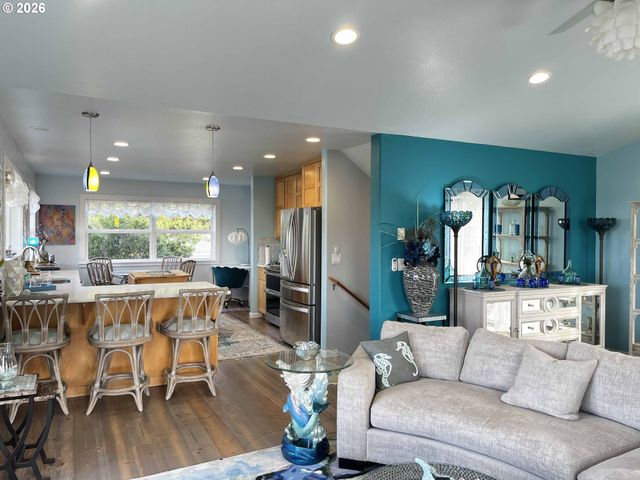 4604 Falcon St, Florence, OR 97439