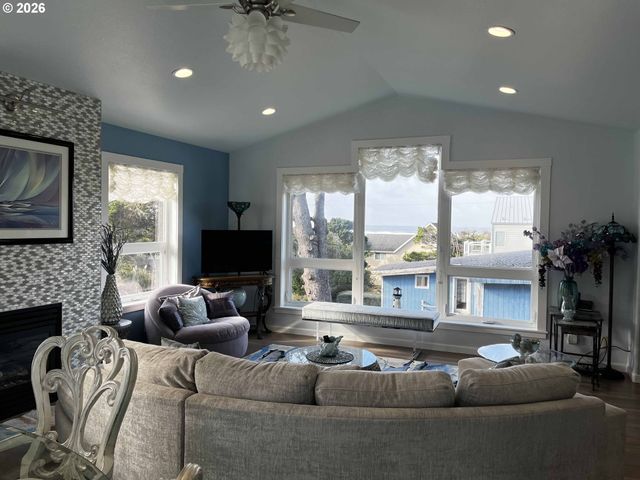 4604 Falcon St, Florence, OR 97439