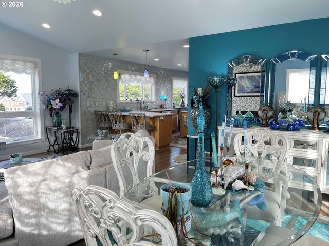 4604 Falcon St, Florence, OR 97439