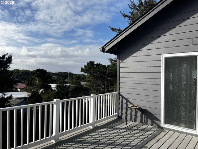 4604 Falcon St, Florence, OR 97439