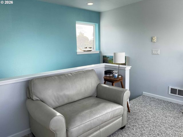 4604 Falcon St, Florence, OR 97439