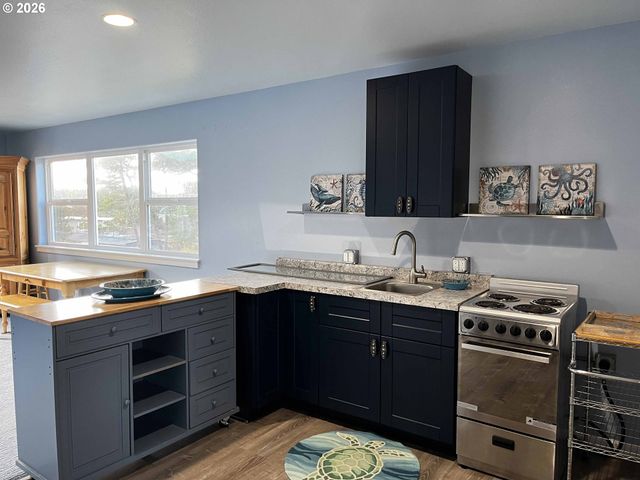 4604 Falcon St, Florence, OR 97439