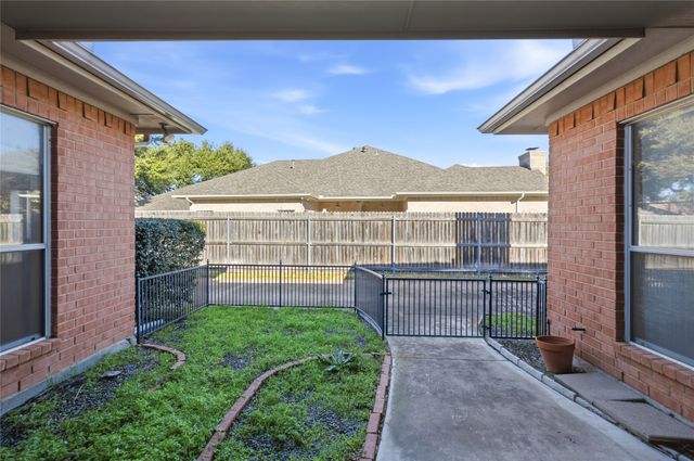 5604 Ledgestone Drive, Fort Worth, TX 76132