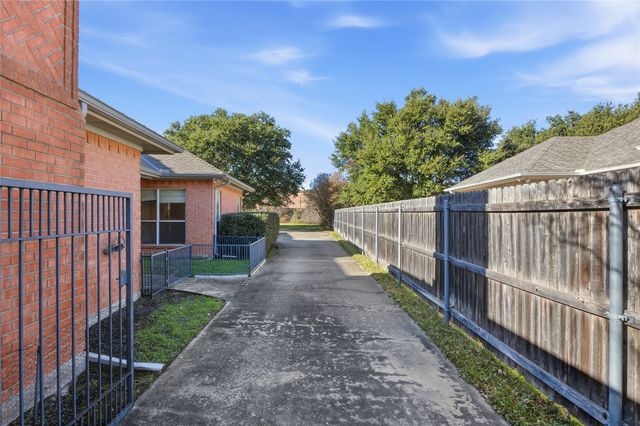 5604 Ledgestone Drive, Fort Worth, TX 76132