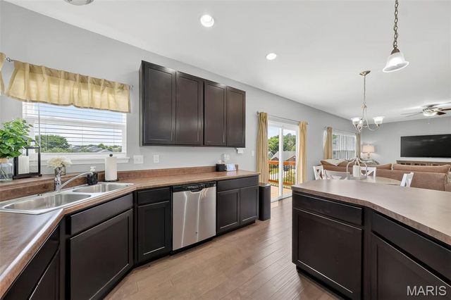 302 Pecan Bluffs Drive, Wentzville, MO 63385