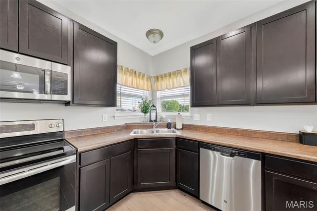302 Pecan Bluffs Drive, Wentzville, MO 63385