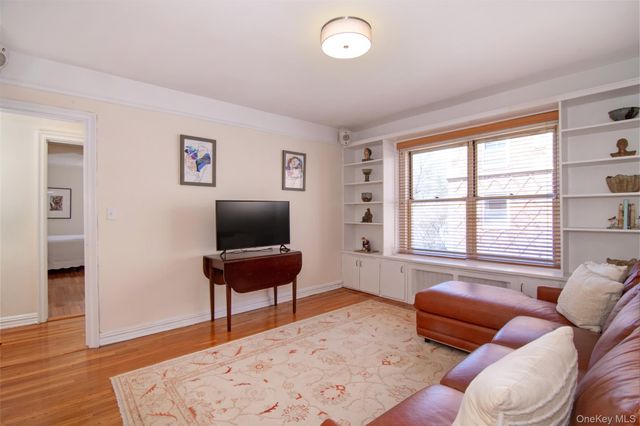 250 Bronxville Road 5A, Bronxville, NY 10708