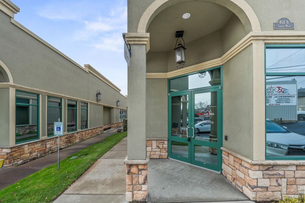 401 1/2 S Main St, Colville, WA 99114 photo 4