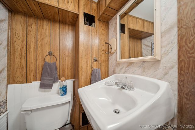 1392 Robin Hood Road, Eufaula, OK 74432