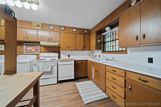 1392 Robin Hood Road, Eufaula, OK 74432