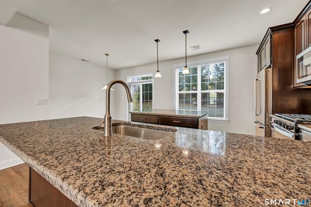 10 Putnam Lane 10, Danbury, CT 06810