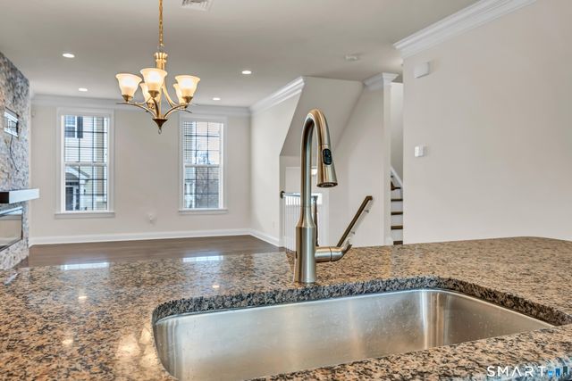 10 Putnam Lane 10, Danbury, CT 06810