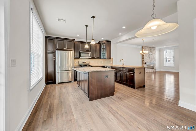 10 Putnam Lane 10, Danbury, CT 06810