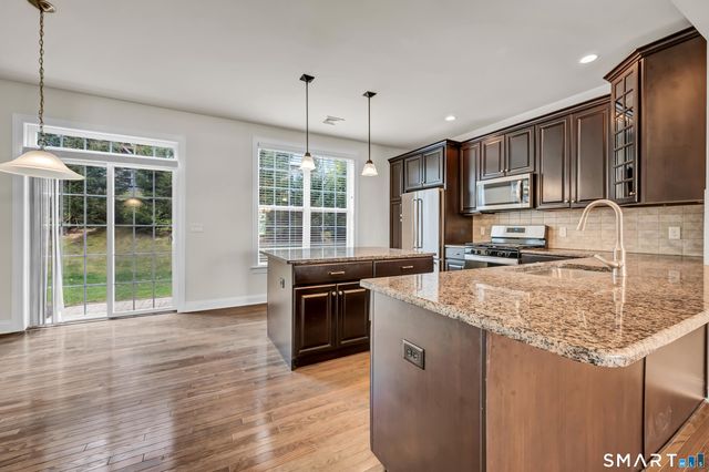 10 Putnam Lane 10, Danbury, CT 06810