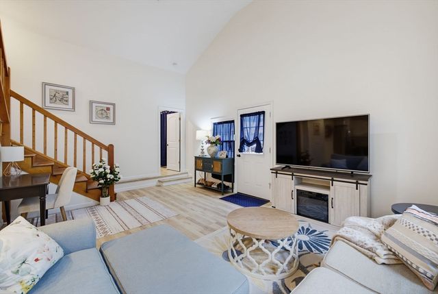 109 N Lake Ave, Southwick, MA 01077
