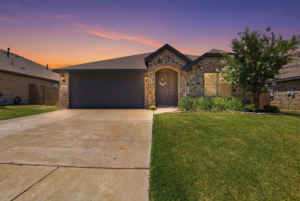 1032 Fairfax Drive, Godley, TX 76044