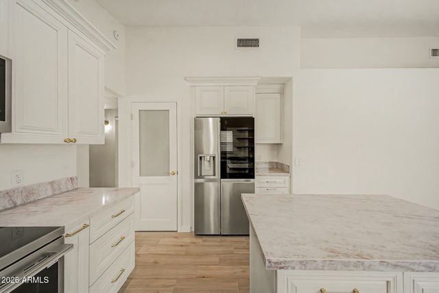 2111 E WILLIAMS Drive, Phoenix, AZ 85024