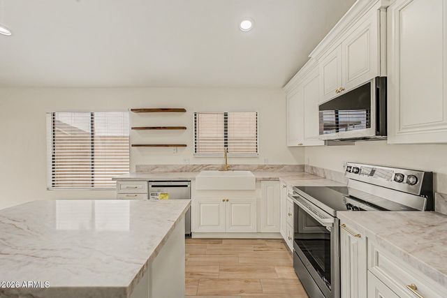 2111 E WILLIAMS Drive, Phoenix, AZ 85024