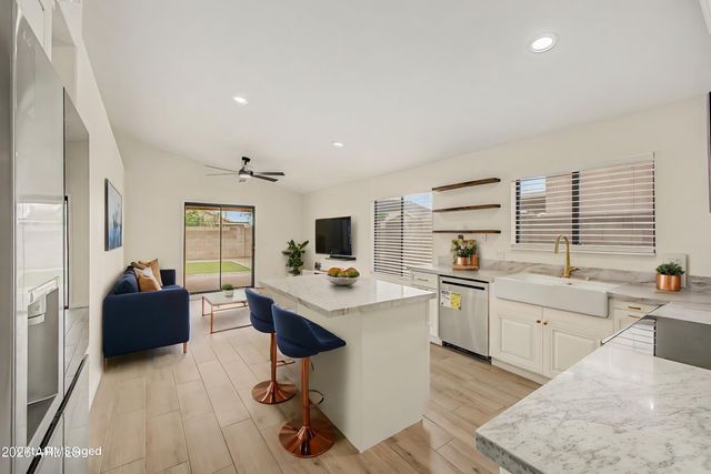 2111 E WILLIAMS Drive, Phoenix, AZ 85024