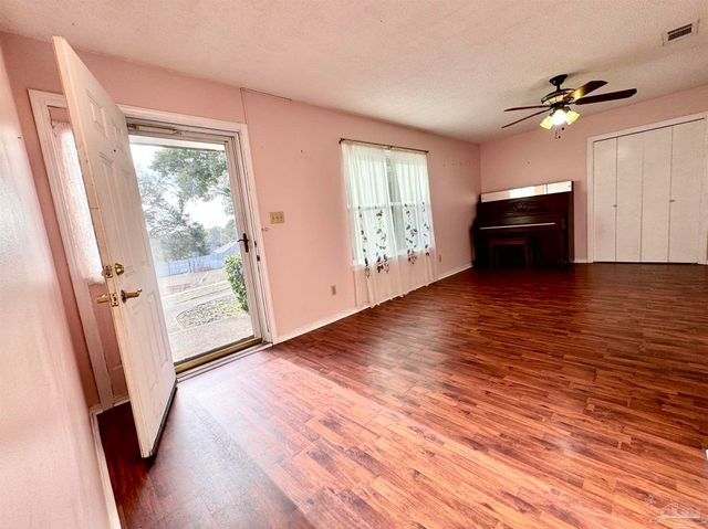 6040 Strickland Pl, Pensacola, FL 32506