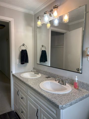 727 W GORE Road, Erie, PA 16509