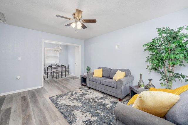 425 W 4th, Haysville, KS 67060