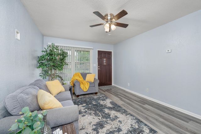 425 W 4th, Haysville, KS 67060