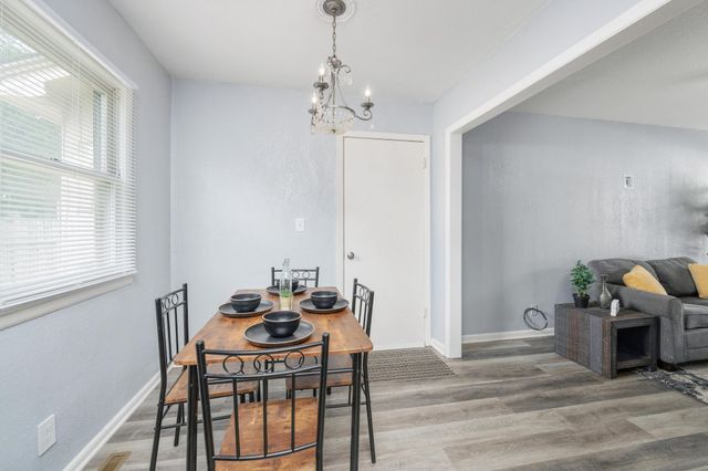 425 W 4th, Haysville, KS 67060