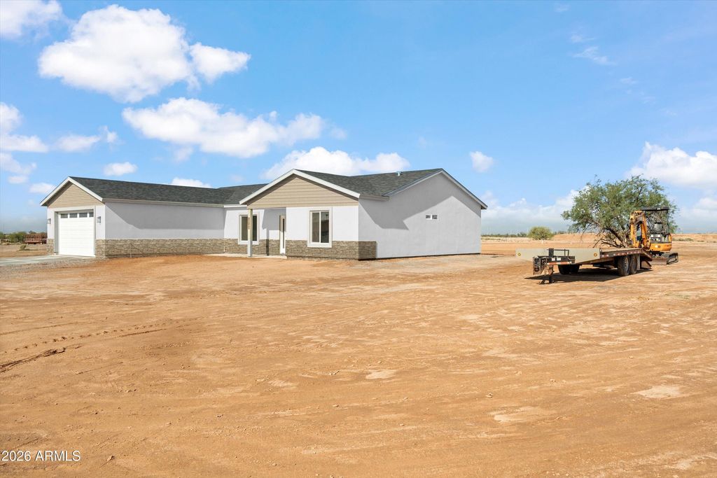 Image 5 of property listing at 10893 E Angus Lane, Coolidge, AZ 85128