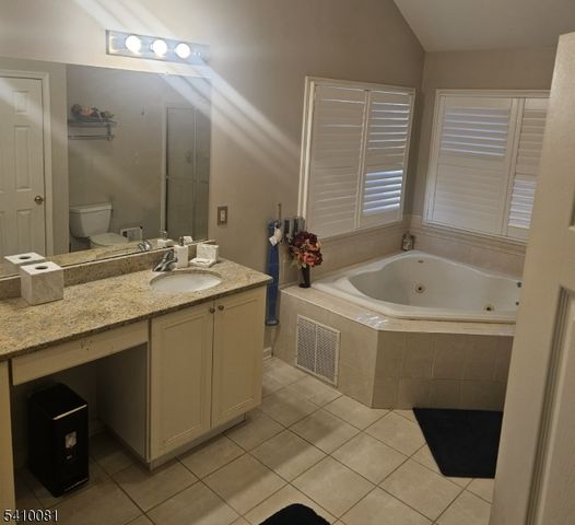 23 Hearthstone Dr, North Haledon Boro, NJ 07508