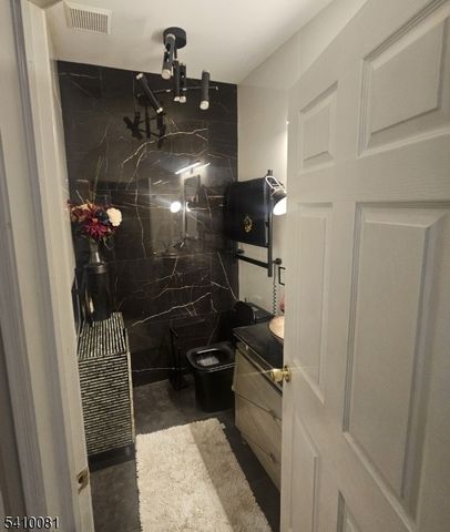 23 Hearthstone Dr, North Haledon Boro, NJ 07508