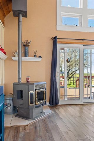 166 Davis Ln, Penngrove, CA 94951