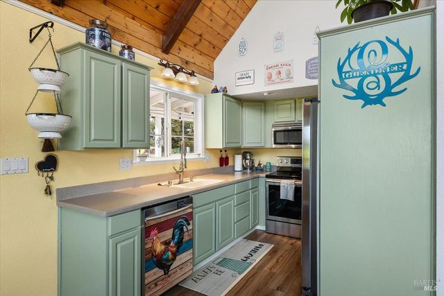 166 Davis Ln, Penngrove, CA 94951