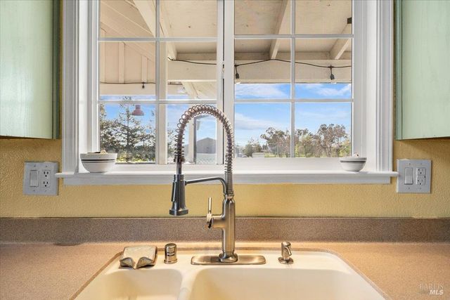 166 Davis Ln, Penngrove, CA 94951