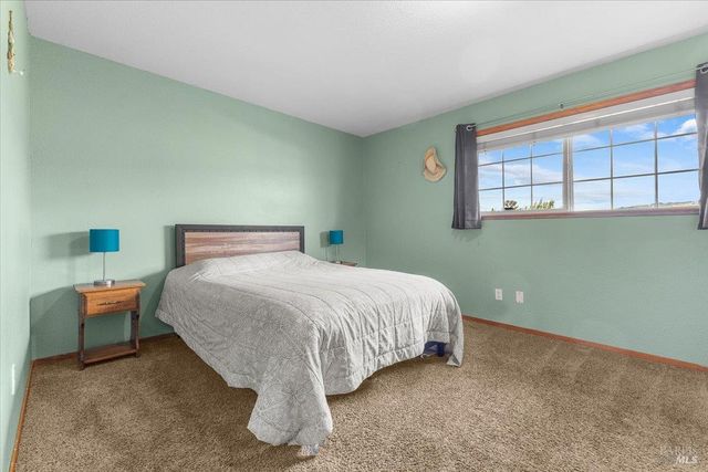 166 Davis Ln, Penngrove, CA 94951